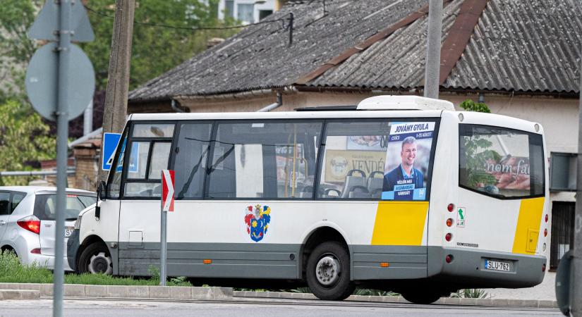 Az önkormányzat által fizetett buszjáratokon hirdeti magát Márki-Zay jelöltje