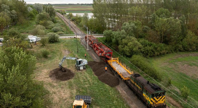 Rostálással újult meg az ágyazat a Szombathely-Hegyeshalom vasútvonal két szakaszán