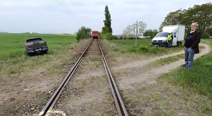 Vonat és autó ütközött és fának hajtott egy személyautó Bács-Kiskunban