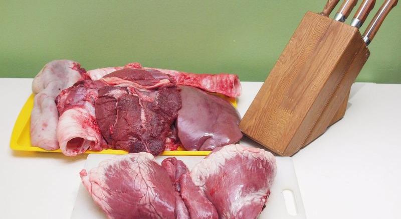 A húsipar nélkülözhetetlen eszközei: a bőrkéző kések