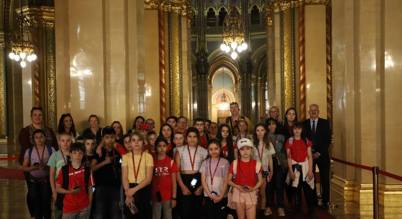 Nagykállói kisdiákok jártak a Parlamentben