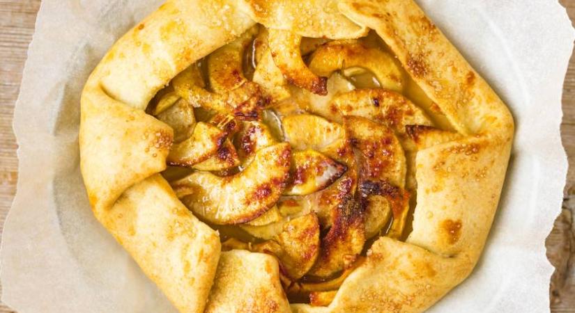 Omlós hajtogatott süti illatos almából: sokkal egyszerűbb, mint pitét készíteni
