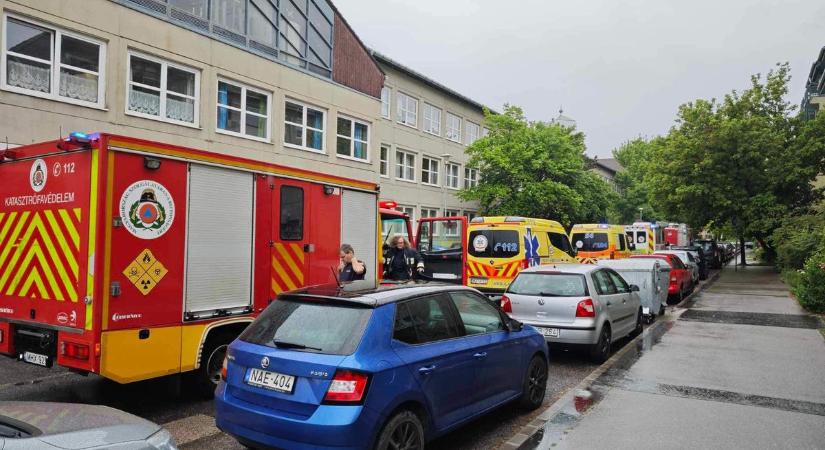 Ki kellett üríteni egy budapesti iskolát – tűzoltók és mentősök vonultak ki