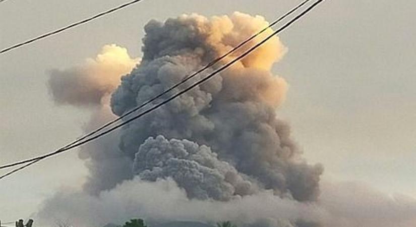 Pánik az indonéziai vulkán kitörései miatt  videó