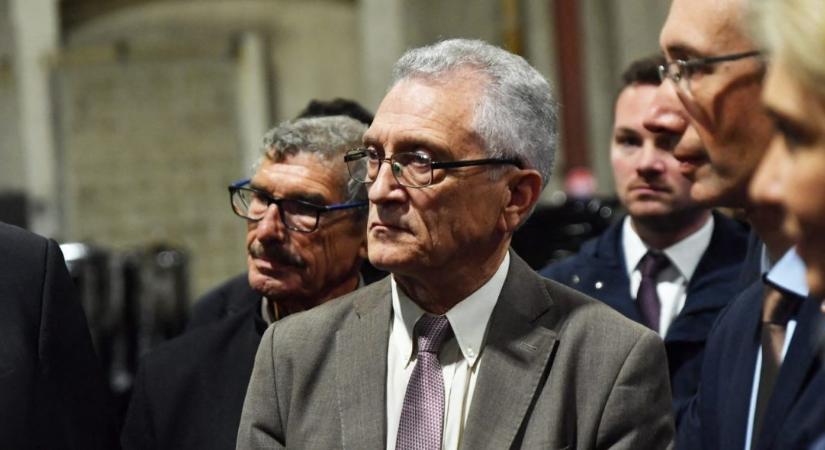 Ez hülyének néz mindenkit: karlendítését mentegeti egy francia polgármester