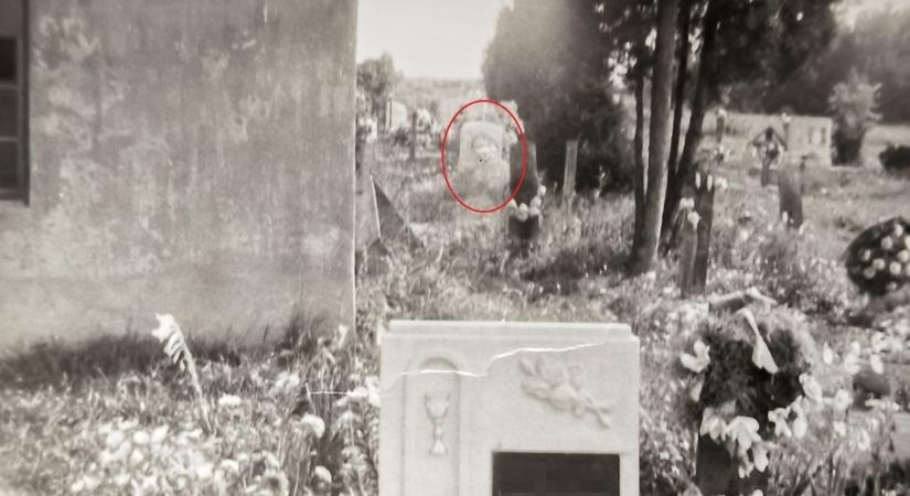 Rejtélyes vasi temetőfotó: egy szellem mosolygott a sírok között Szalafőn
