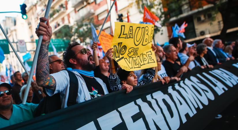Százezrek tüntettek Argentínában a felsőoktatási rendszert sújtó megszorítások ellen
