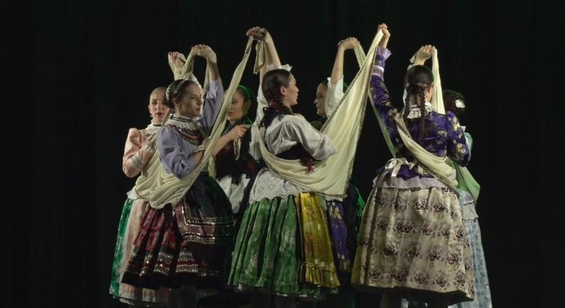 Táncos magyarok fellépése