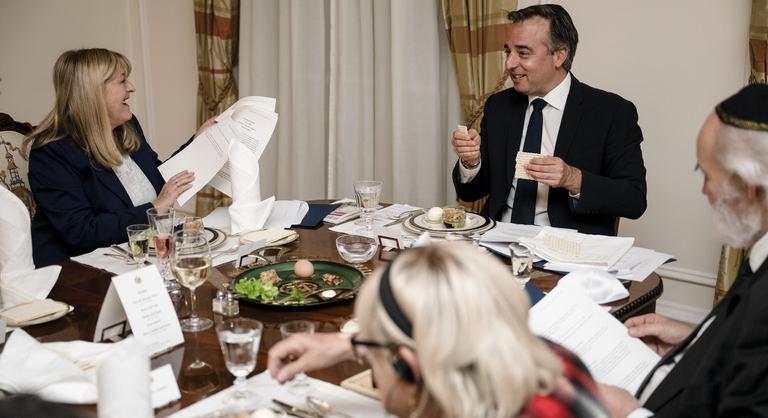 Az amerikai nagykövet egy asztalhoz ültette Schmidt Máriát és Iványi Gábort