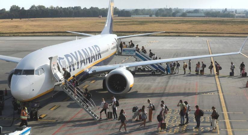 Boldogan deportálná Ruandába a migránsokat a Ryanair, de csak télen