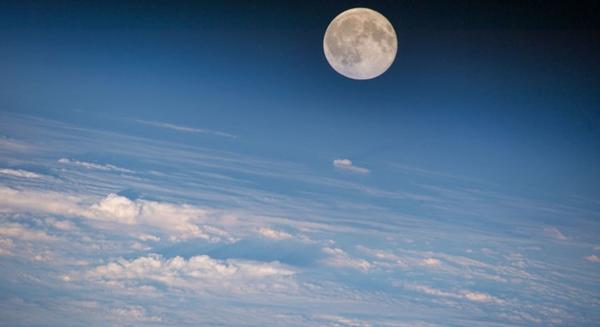 Különleges holdkelte figyelhető meg az égbolton pénteken
