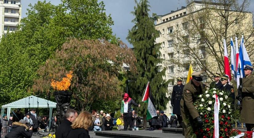 Palesztin ellentüntető a varsói gettófelkelés emlékünnepségén
