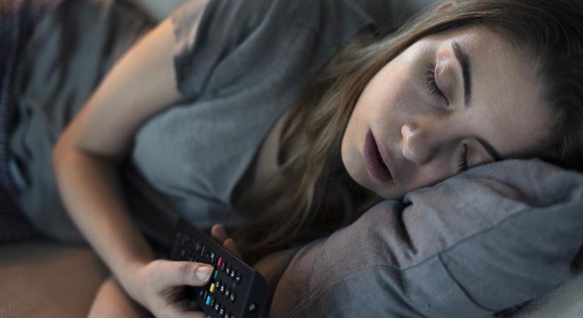 Könyörögve figyelmeztet a szakértő: ezért ne aludj el soha a tévé előtt