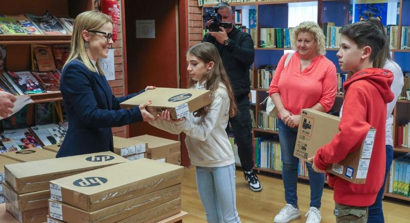 Megérkeztek Szegedre az ingyenes iskolai notebook-ok – Galéria