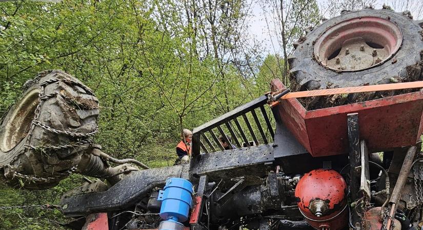 Felborult a traktor, alá szorult egy 44 éves férfi