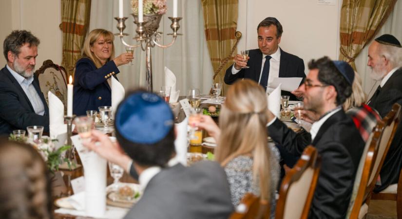 Színes társaság ünnepelte idén is a szédert David Pressman amerikai nagykövetnél