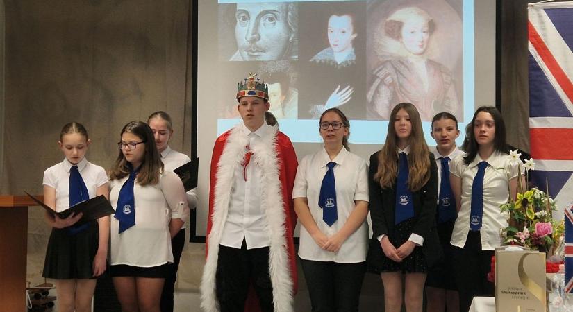 Shakespeare szellemében rendezték meg a lajosmizsei iskola angol nyelvi versenyét – galériával