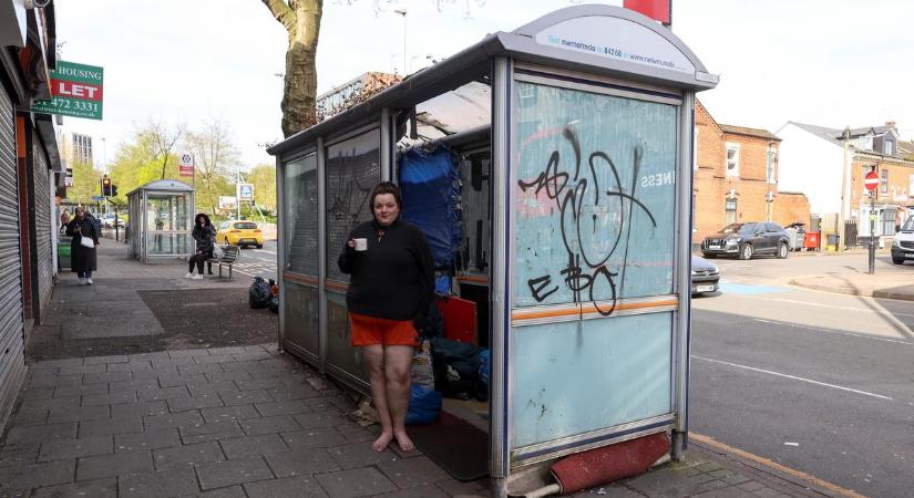Buszmegállót alakított lakássá a hajléktalan család, de most hatalmas bajban vannak – videó