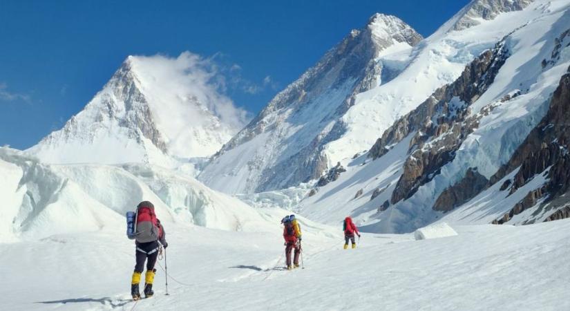 Profi hegymászók helyett szemetelő turistahordák az Everest vendégei