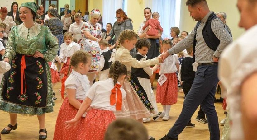 Magyar népviseletben ropták az atkáriak a táncházban