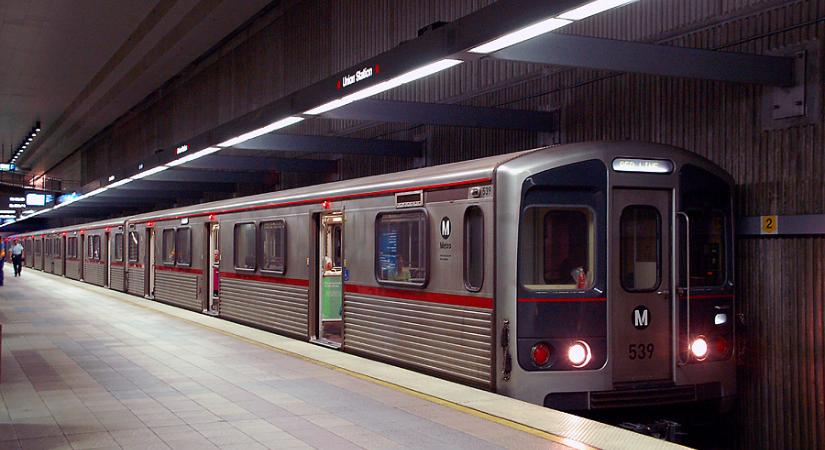 Halálra késeltek egy nőt a metrón Los Angelesben