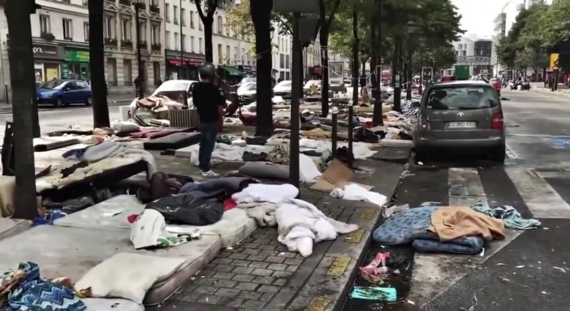 Gyors tempóban bontatják el a menekülők sátrait Párizsban