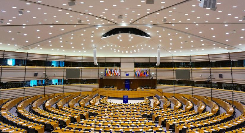 Az Európai Parlament megint befagyasztaná az uniós forrásokat