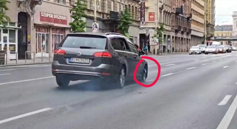 A csupasz felnin száguldott egy autó Budapest belvárosában – megdöbbentő videó