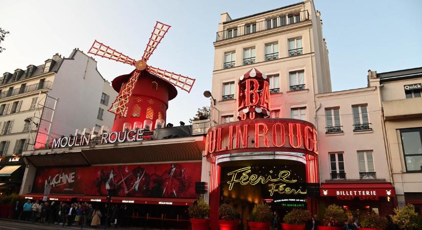 Leszakadttak a párizsi Moulin Rouge híres szélmalmának a szárnyai - videó