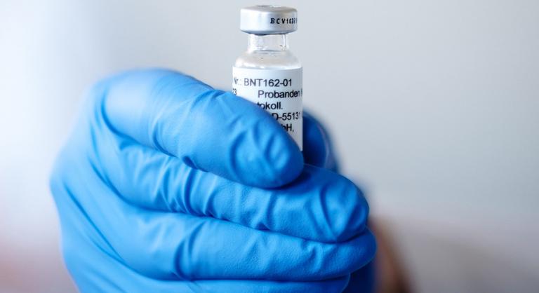 Ampullák készülnek Lukácsházán a Pfizer vakcinához