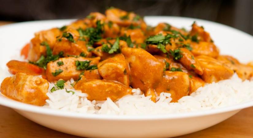 Serpenyős csirkemell fűszeres, joghurtos szószban: indiai hangulatú recept kevés munkával