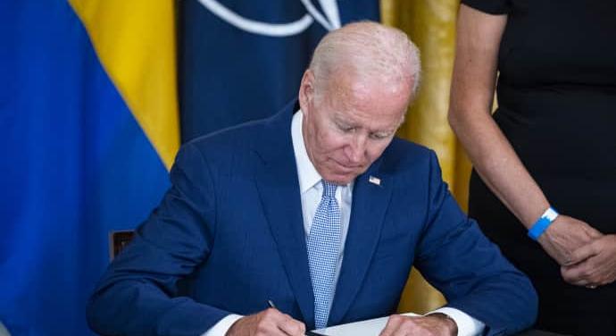 Aláírta Biden az Ukrajna 60 milliárd dolláros támogatásáról szóló törvényt