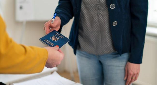 A kormány megtiltotta az útlevelek kiadását a 18 és 60 év közötti ukrán férfiaknak külföldön
