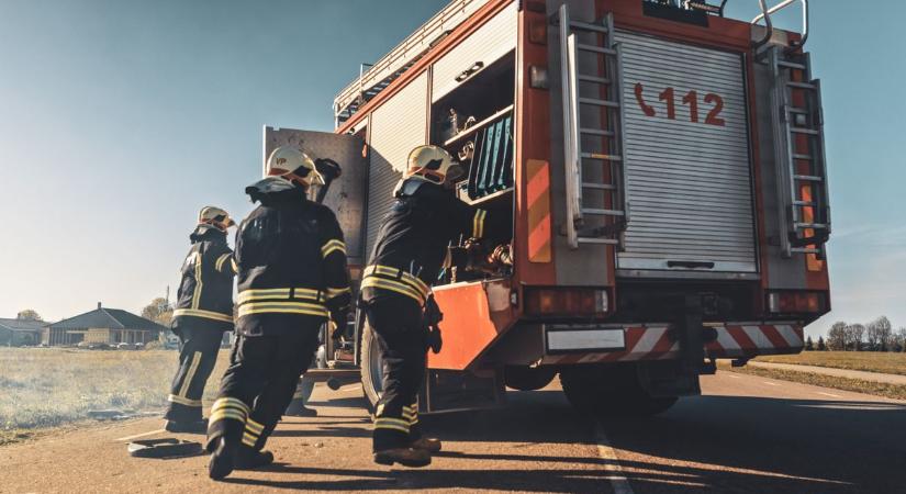 A solti tűzoltókat is riasztották a dunaföldvári lángokhoz