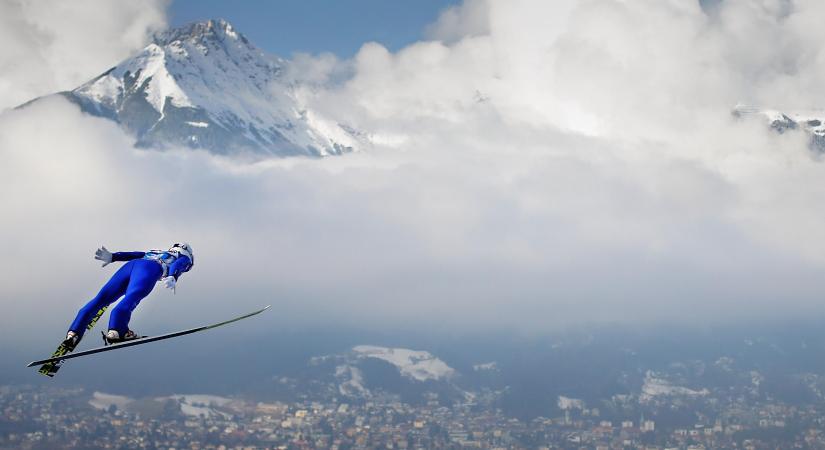 Lenyűgöző és egyben félelmetes látni, ahogy majdnem 300 métert repül a japán síugró