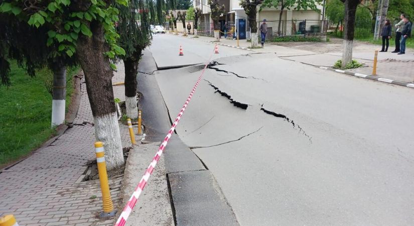 Vészhelyzet: beszakadt Slănic Prahova egyik utcája – két méteres kráter keletkezett