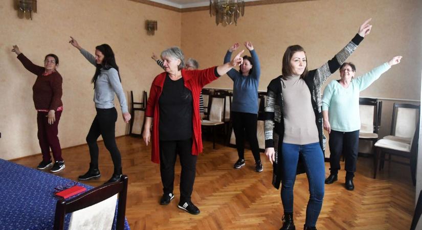Nem restek táncra perdülni a szépkorúak Tenyőn, már gyakorolják a látványos koreográfiát – videóval