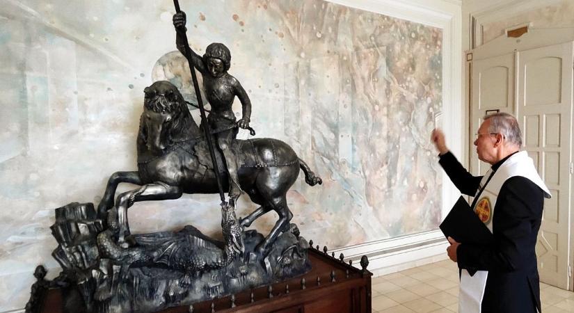 Felszentelték a Kossuth-díjas szobrászművész balassagyarmati Szent György-szobrát