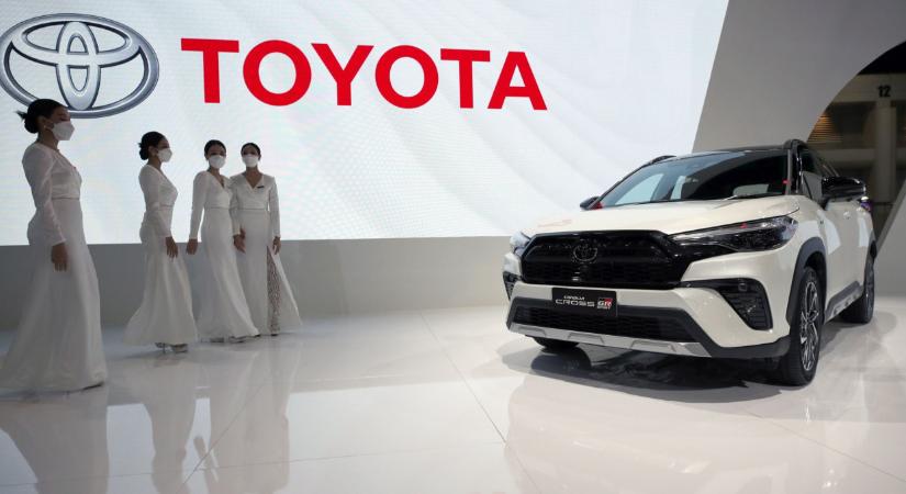 Itt a Toyota rendkívüli bejelentése a hibrid benzin-elektromos autókról