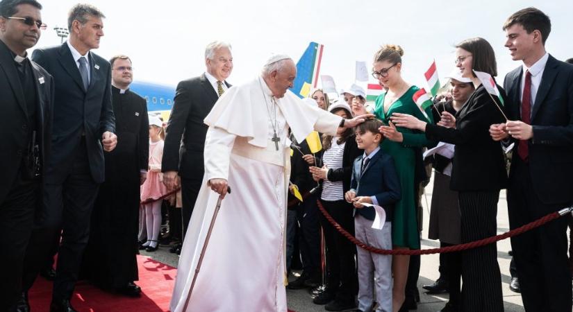 Hímes tojást kap ajándékba a pápa a köztársasági elnöktől