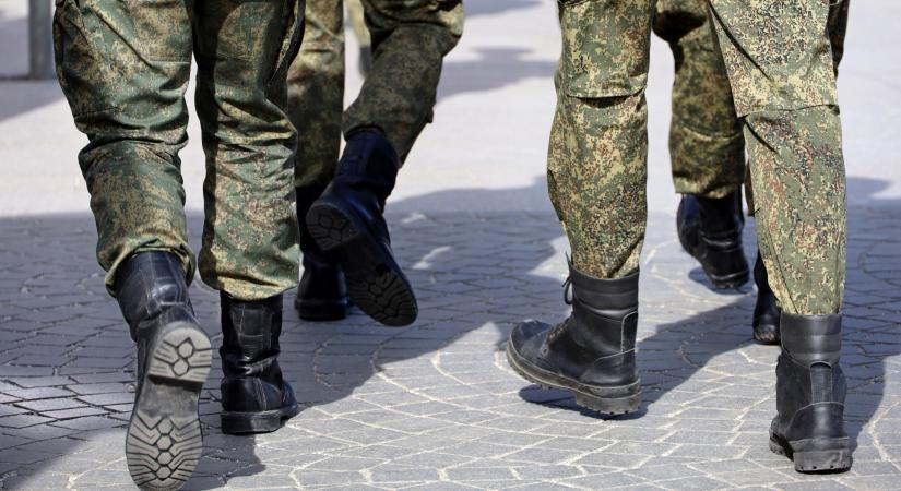 A brit hírszerzés szerint százával szöknek el az orosz katonák