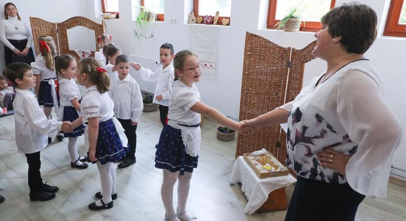 A pecöli mézeskalács-készítő szakkörnek nyílt kiállítása a tavaszi ovigalérián