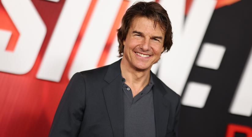 Bár Tom Cruise éppen Victoria Beckham születésnapi partijára sietett, még arra is volt ideje, hogy felsegítsen egy megbotlott lesifotóst