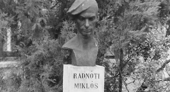 Ledöntötték a győri Radnóti Miklós-szobrot – fotón a vandálok rettenetes rongálása