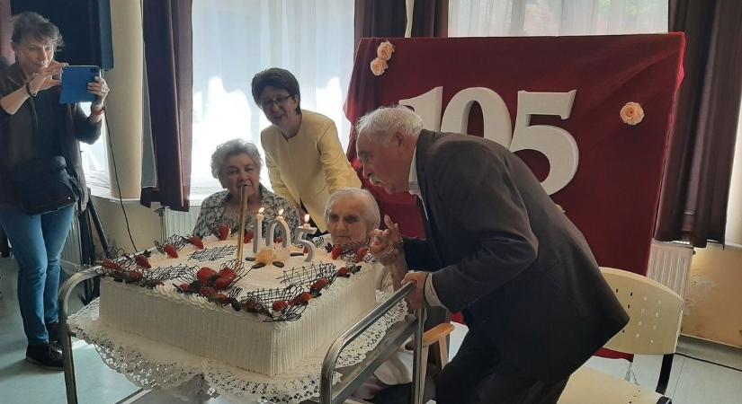 Félegyháza legidősebb polgárát, a 105 éves Erzsike nénit köszöntötték születésnapján