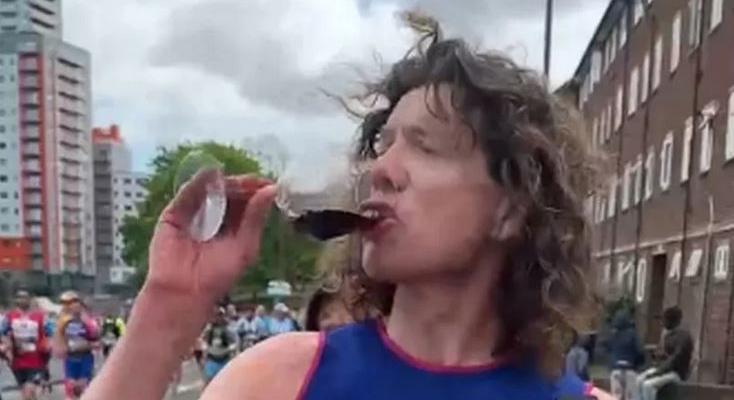 Nem mindenapi módon futotta le a maraton ez az 52 éves férfi: víz helyett borral hűsítette magát