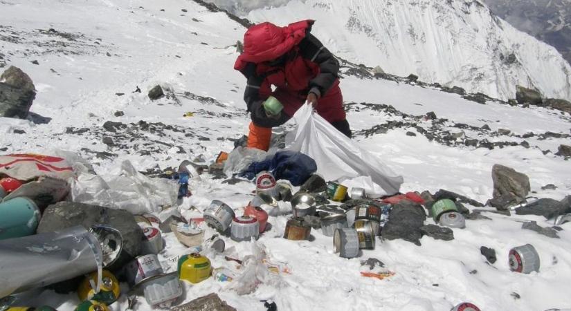 Júniusig keresik a holttesteket a Himaláján