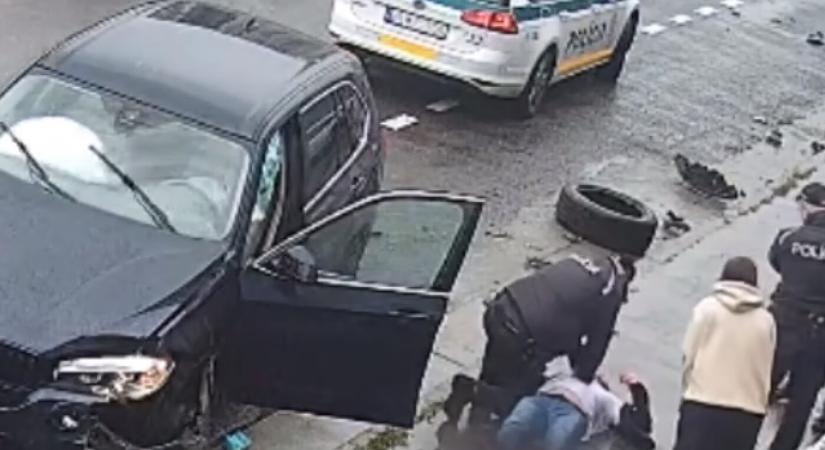 SOKKOLÓ VIDEÓ: A rendőrök másodjára élesztettek újra egy balesetet szenvedett férfit