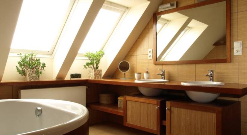 Álomszép fürdőszobák a tetőtérben: képeken 7 praktikus megoldás