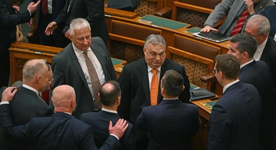 Kihúzott a Fidesz nyolc, már betervezett parlamenti ülésnapot, Novák Előd pedig legyőzte a Coca-Colát
